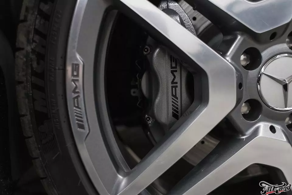 Mercedes CL. Окрас масок фар и изготовление динамического поворотника. Порошковый окрас дисков. Окрас суппортов.